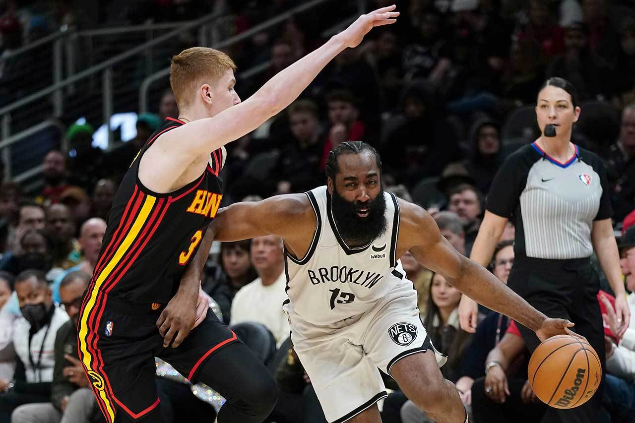 哈登(右)吃下厄文的控球任務,又面臨NBA買犯規則的修改,讓他的表現出現大幅下滑,近期又被隔離,真的是禍不單行。 美聯社 哈登(右)吃下厄文的控球任務,又面臨NBA買犯規則的修改,讓他的表現出現大幅下滑,近期又被隔離,真的是禍不單行。 美聯社