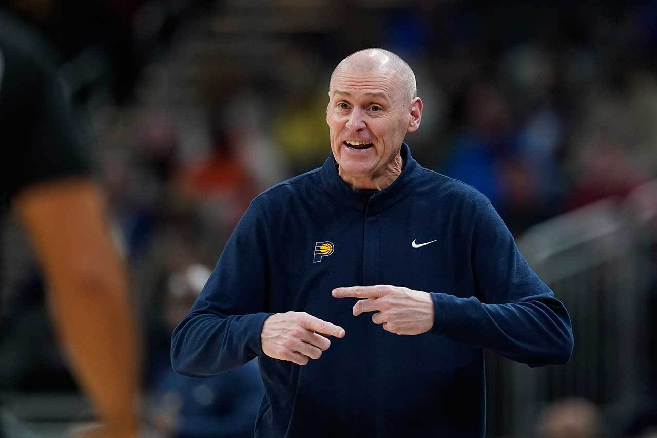波及範圍還包括各隊的教練、管理層和職員,NBA目前已經有總裁、總教練等均因檢測出現陽性而被隔離。圖為溜馬總教練卡萊爾。 美聯社 波及範圍還包括各隊的教練、管理層和職員,NBA目前已經有總裁、總教練等均因檢測出現陽性而被隔離。圖為溜馬總教練卡萊爾。 美聯社