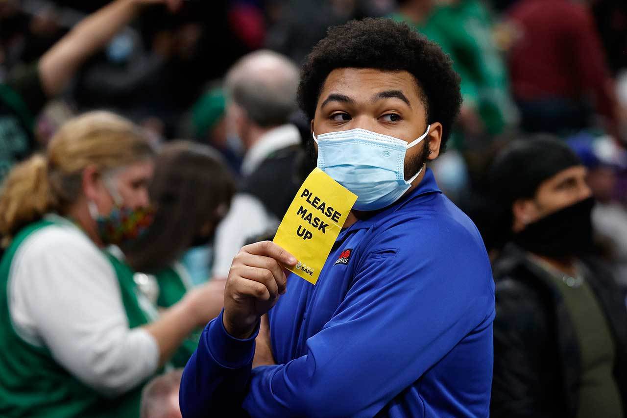 NBA應該正視問題考驗暫時停賽,以病毒肆虐的程度觀之,任何一場大型比賽均可能助長變種病毒的擴散,威脅公眾安全。 美聯社 NBA應該正視問題考驗暫時停賽,以病毒肆虐的程度觀之,任何一場大型比賽均可能助長變種病毒的擴散,威脅公眾安全。 美聯社